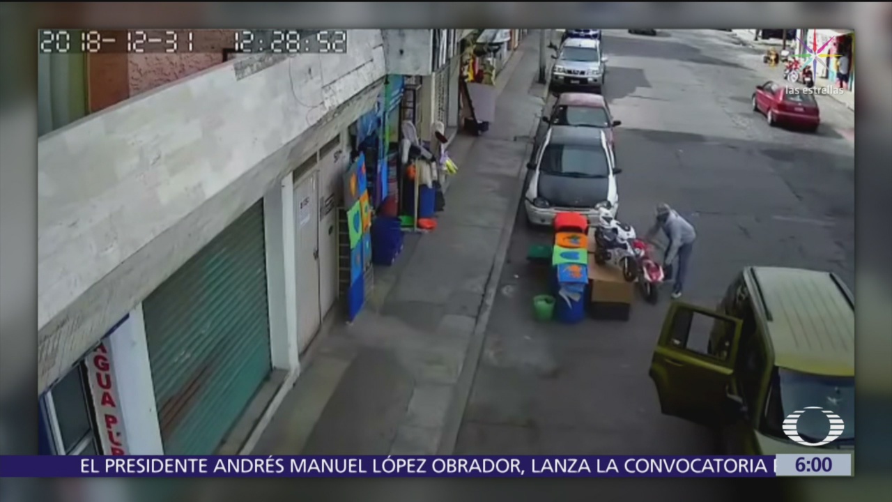 Familia roba motocicleta de juguete afuera de negocio en Pachuca, Hidalgo