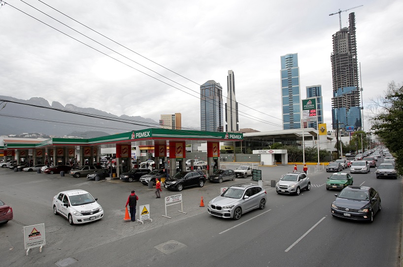 Foto: Fila de autos para comprar combustible en una estación de servicio en Monterrey, 23 de enero de 2019 (Reuters)