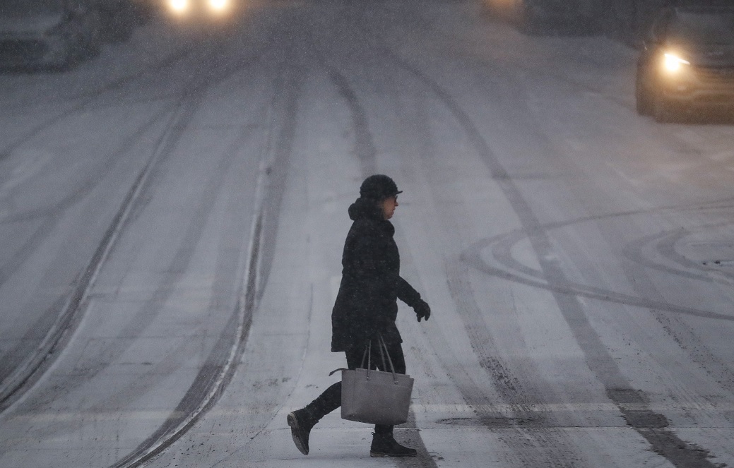 Foto: Tráileres circulan en la carretera en medio de fuertes nevadas cerca de Fargo, Dakota del Norte, EEUU, el 29 de enero de 2019