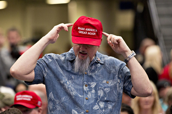 Foto: Un hombre muestra su gorra proTrump con la leyenda “Make America Great Again” el 21 de junio de 2017