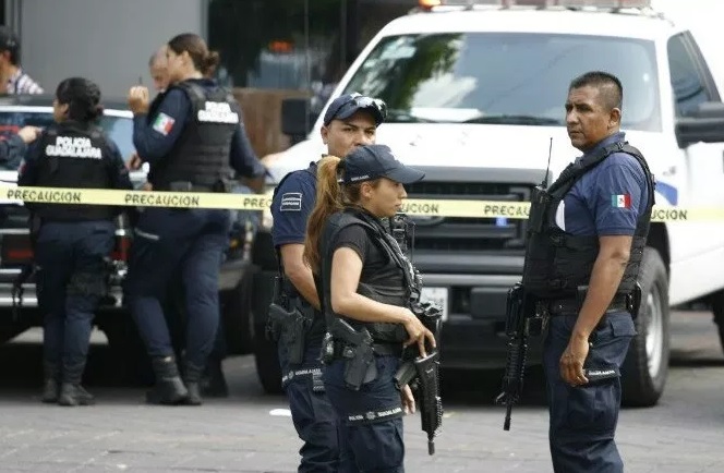 Foto: Agentes de la Policía de Guadalajara atienden asalto a una tienda de electrodomésticos en la colonia Lomas de Polanco el 3 de enero de 2018