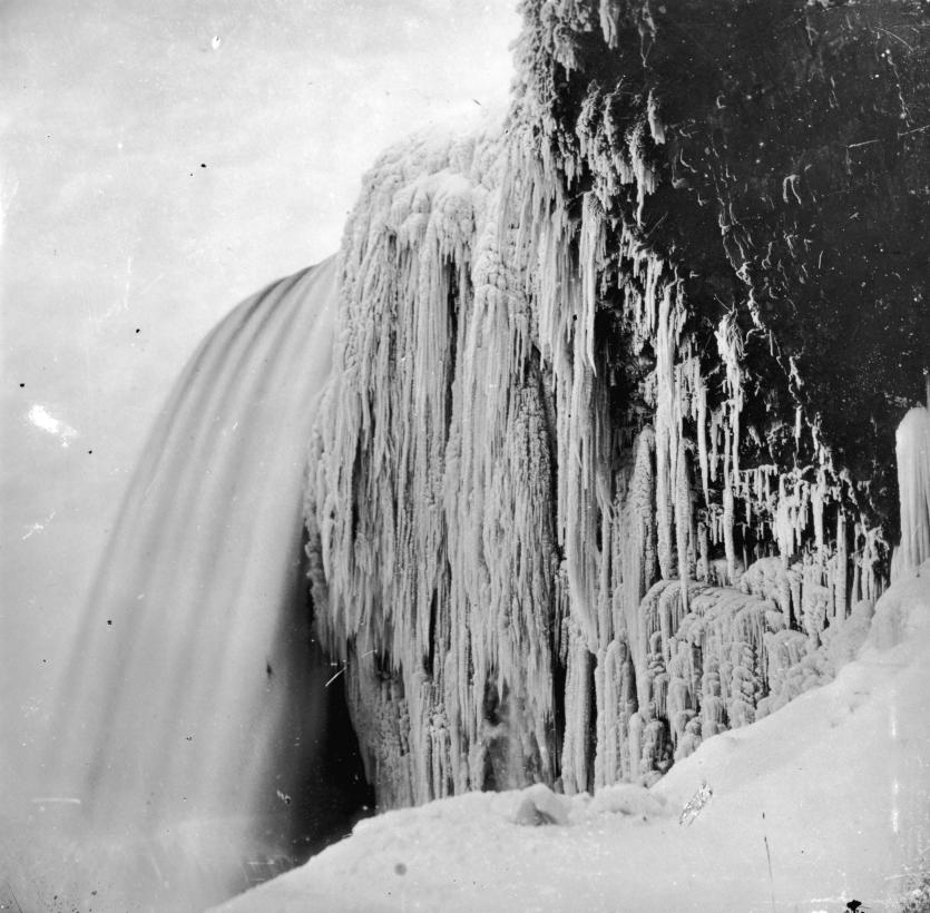 Fotografía de 1951 en la que se aprecian caídas de agua congeladas y en flujo (AP Images/Archivo)