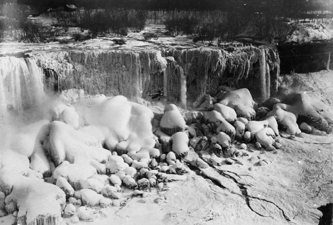 Fotografía de 1951, en la que se puede ver el lado canadiense del río congelado (GettyImages/Archivo)