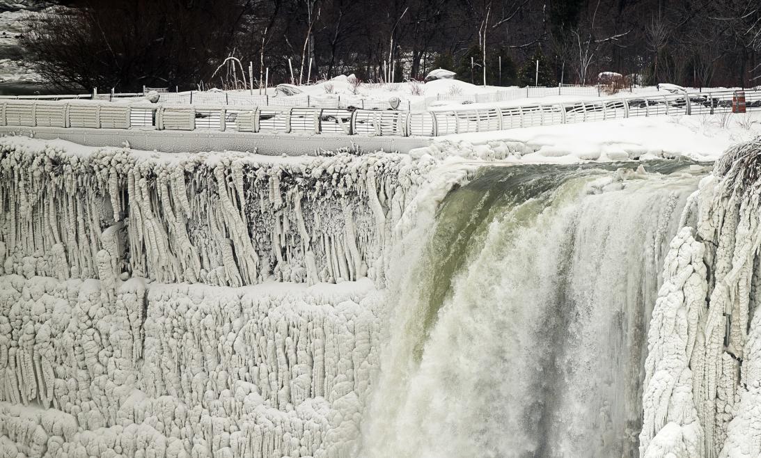 Fotografía de 2014, cuando la mayor parte de las caídas se congelaron tras azotar el frío extremo (GettyImages Archivo)