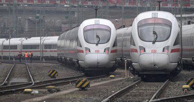 Foto: Dos trenes de alta velocidad en la ciudad alemana de Frankfurt