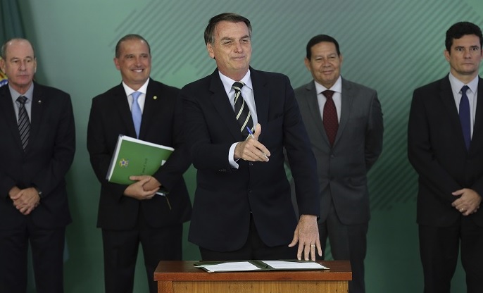 Bolsonaro facilita posesión de armas en Brasil