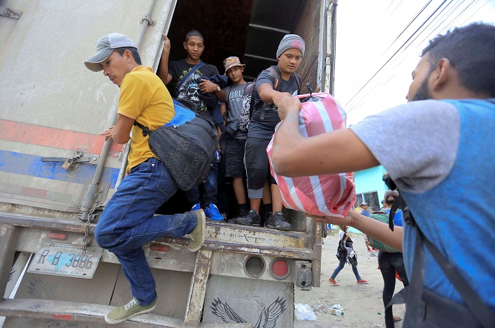 Hondureños de caravana migrante cruzan frontera de Guatemala