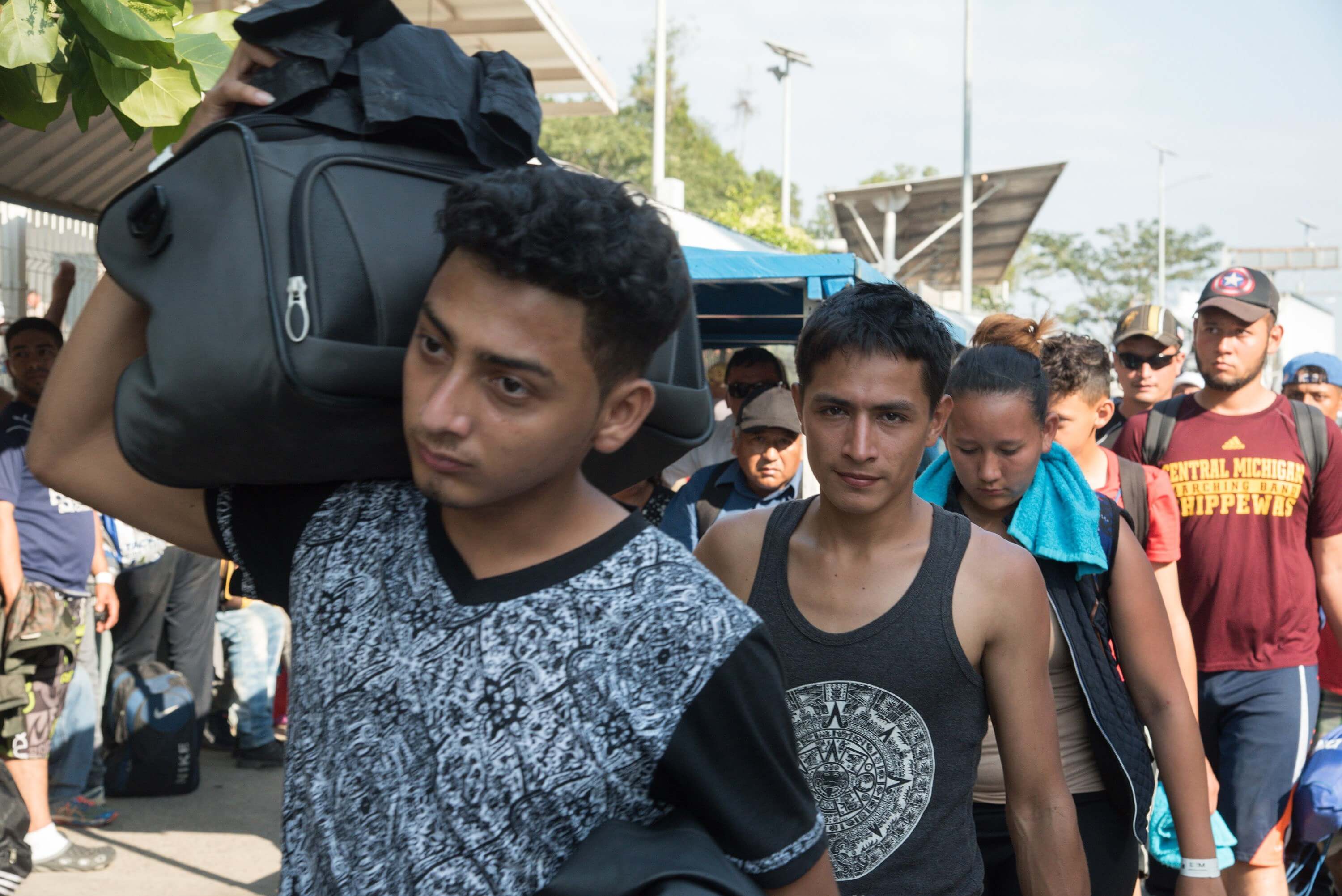 Cientos de hondureños de nueva caravana migrante llegan a México