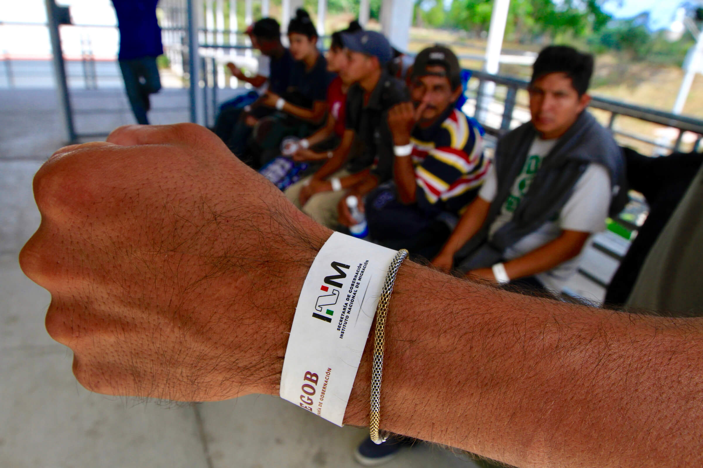 Colocan brazalete a 601 migrantes al ingresar a México