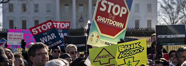 Trabajadores federales reclaman fin de cierre de Gobierno