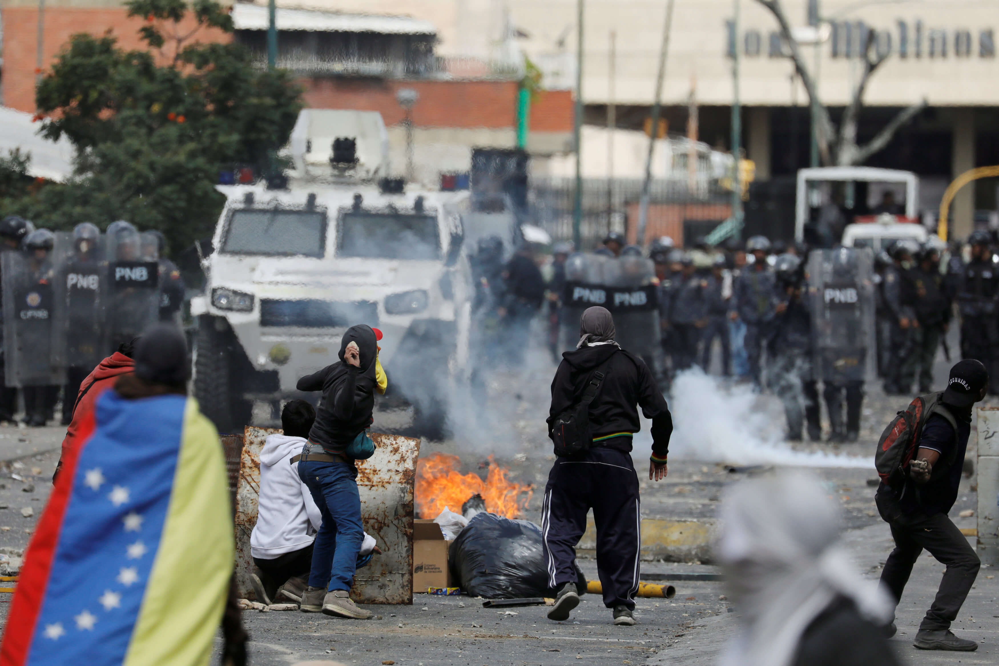 Foto: Manifestantes se enfrentan en las calles de Caracas con agentes de la Policía Nacional Bolivariana (PNB) el 23 de enero del 2019