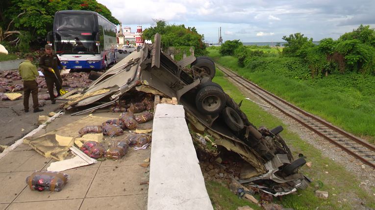 Cuba: Suman 6 muertos y 30 heridos por volcadura de autobús