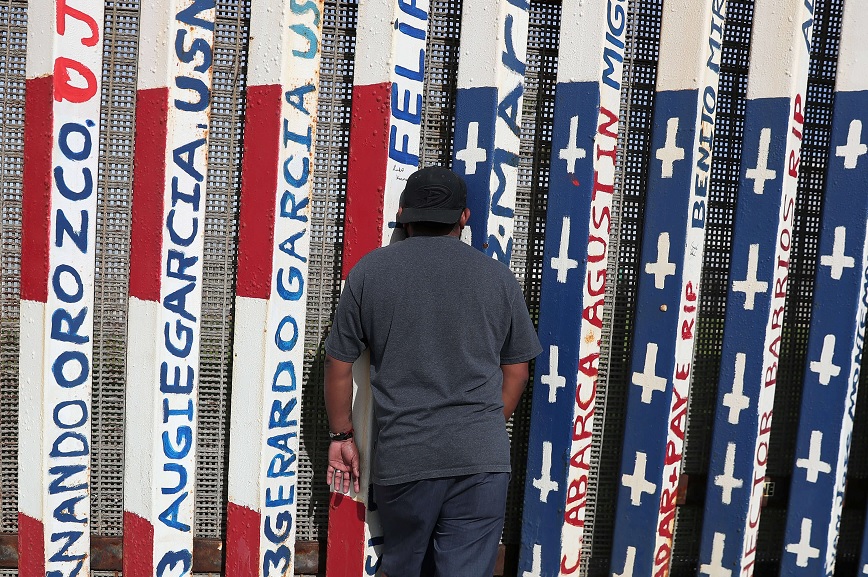 Foto: Un hombre mira a través del cerco fronterizo entre Estados Unidos y México en el Parque de la Amistad en Tijuana, imagen del 20 de enero del 2019