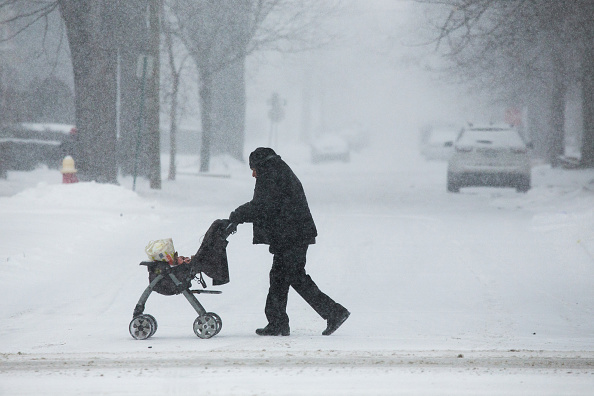 Foto: Un hombre empuja una carriola durante una nevada en Detroit, Michigan, el 28 de enero del 2019
