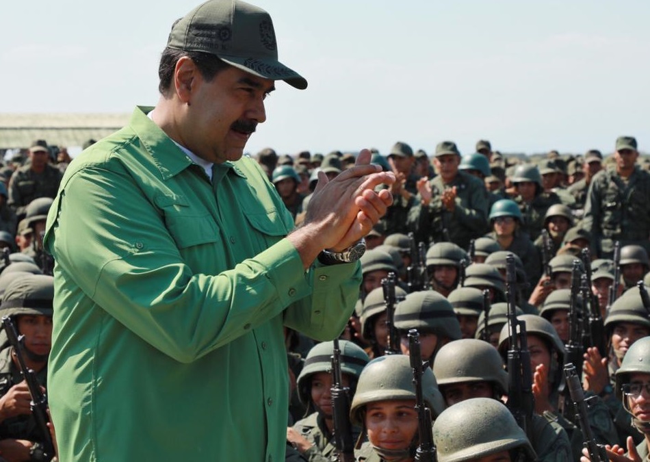 Foto. Nicolás Maduro saluda a un grupo de militares venezolanos el 29 de enero de 2019