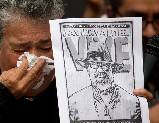 Foto: Una mujer activista sostiene un cartel con el rostro del periodista Javier Valdez el 16 de mayo del 2017. AP