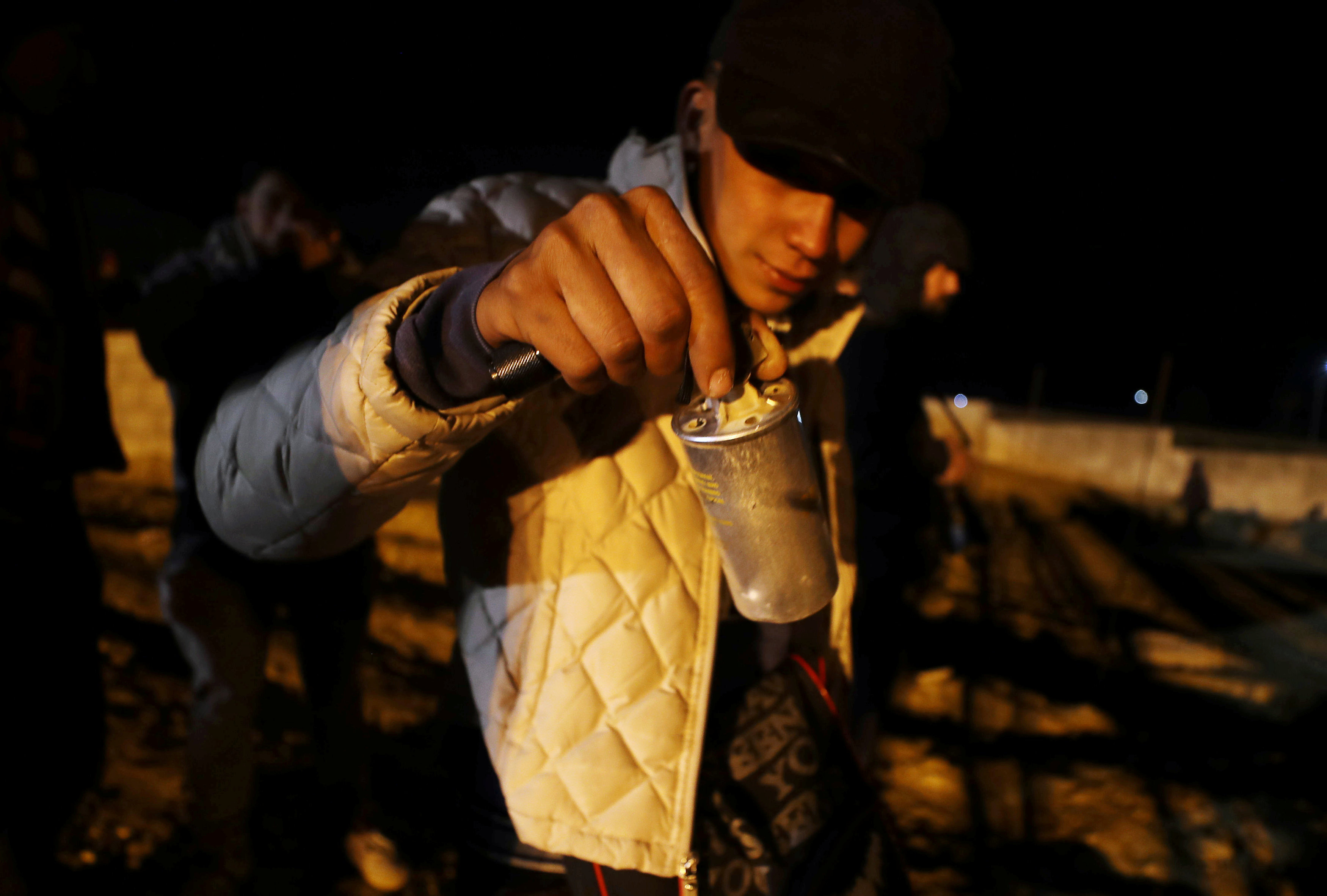 EEUU lanza gas lacrimógeno para detener cruce masivo de migrantes