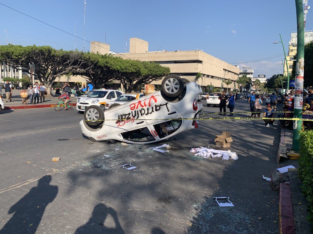 Foto: Estudiantes de la Escuela Normal “Manuel Larrainzar” voltearon un automóvil en calles de Tuxtla Gutiérrez, Chiapas, el 29 de enero del 2019