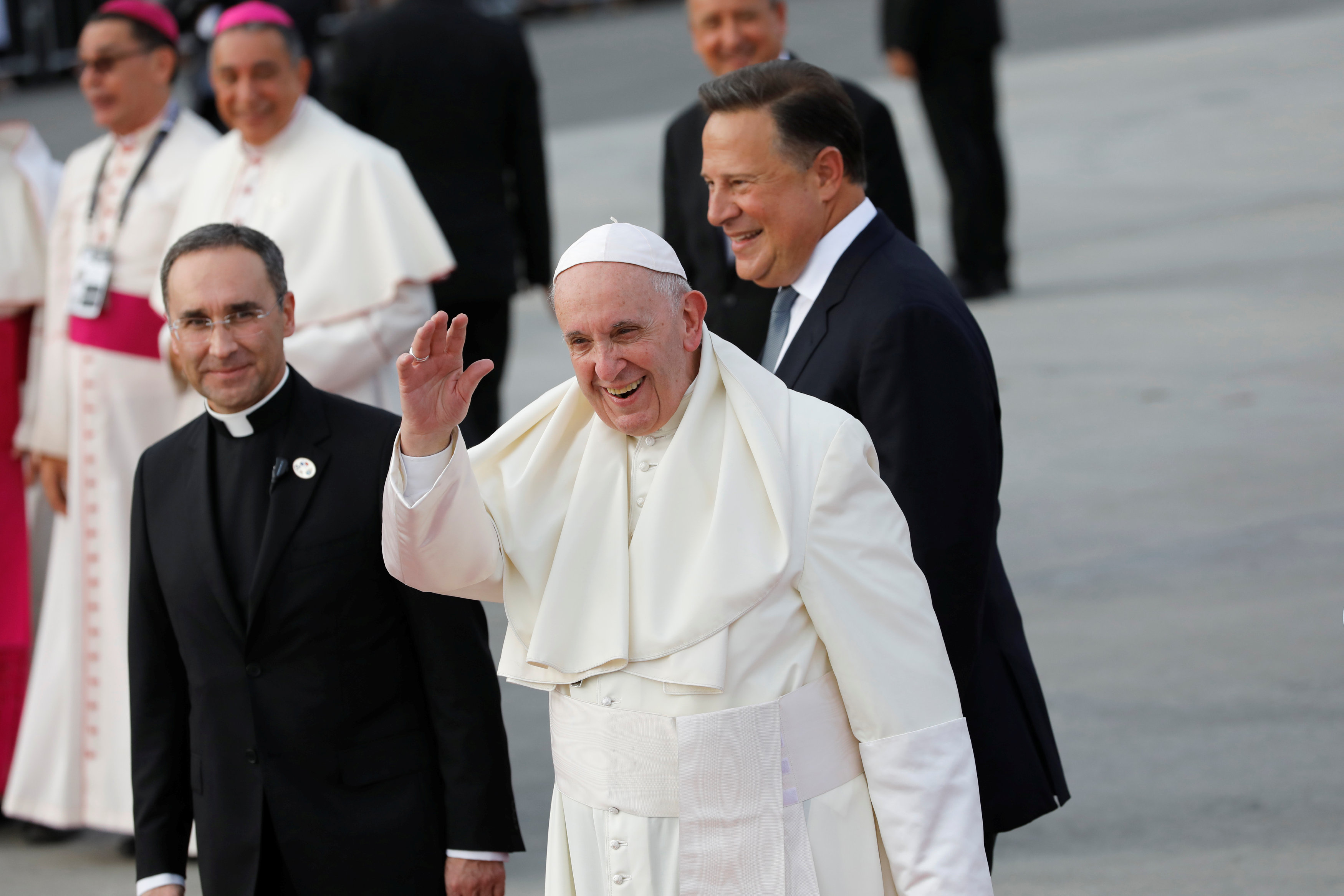 Papa Francisco llega a Panamá para encuentro con jóvenes