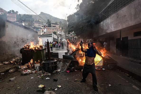 Venezolanos protestan por segunda noche consecutiva contra Maduro