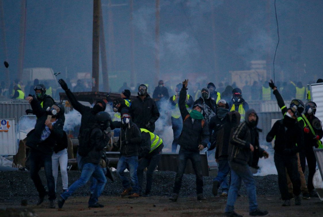 Enfrentamientos en protesta de ‘chalecos amarillos’ en Francia