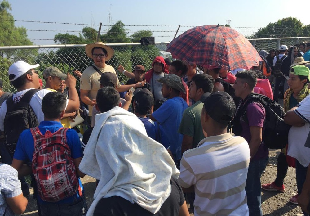 Miles de migrantes afectan puente fronterizo Guatemala-México
