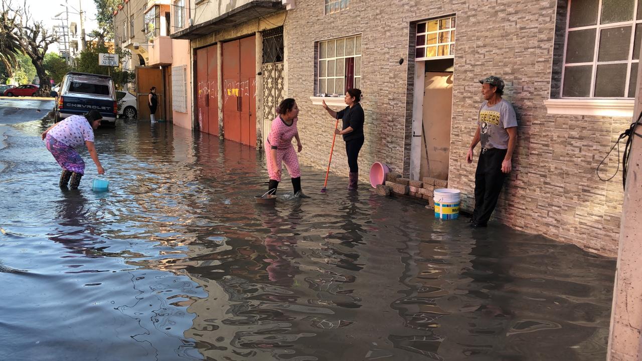Fuga de agua inunda viviendas en Av. Congreso de la Unión