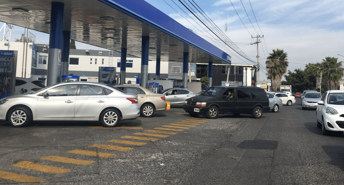 Alfaro pide a Pemex dar la cara por desabasto de combustibles