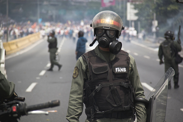Foto: Agente de las Fuerzas Armadas de Venezuela (FANB) durante las protestas contra Nicolás Maduro el 19 de abril de 2017
