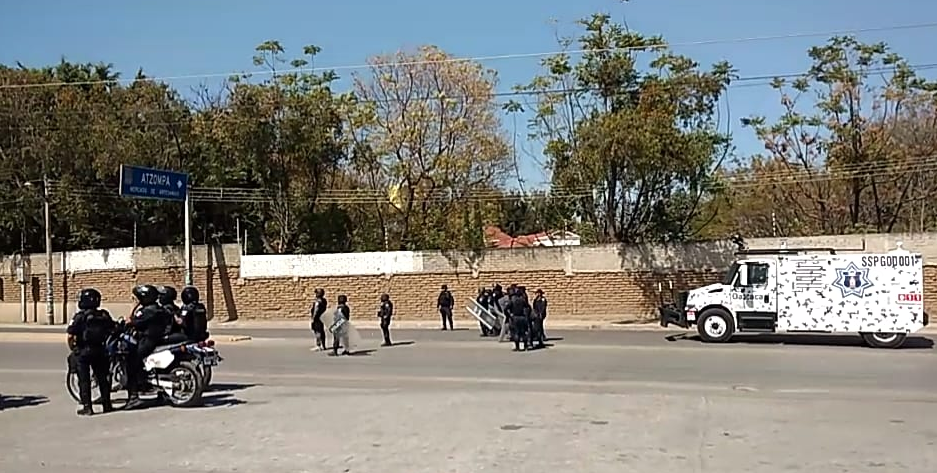 FOTO Despliegan a granaderos en bloqueo de Plaza Bella, en Oaxaca 29 enero 2019