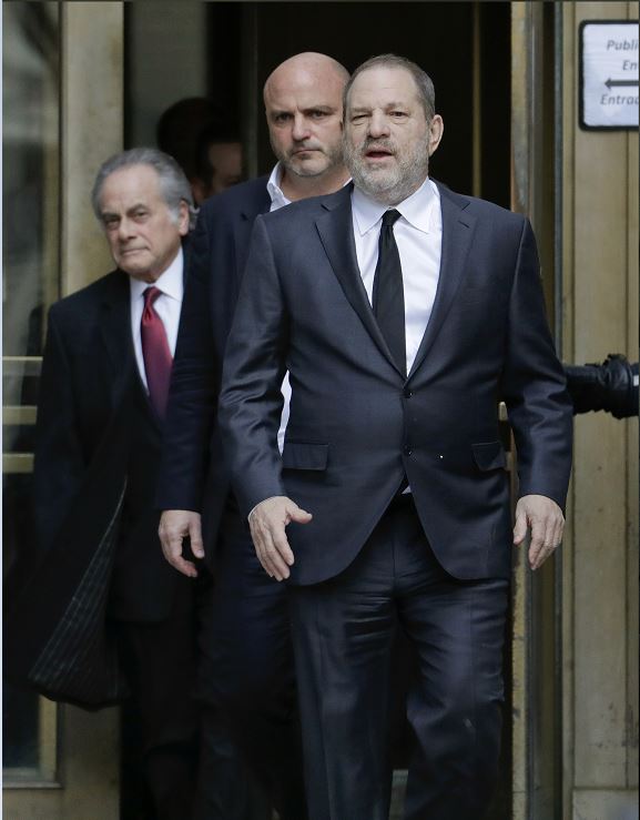 Foto: Harvey Weinstein (d), abandona la Corte Suprema de Nueva York, el viernes 25 de enero de 2019