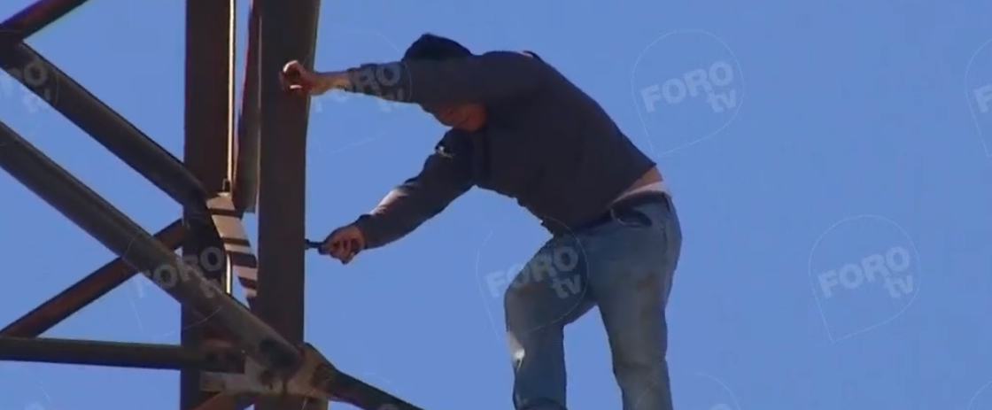 FOTO Hombre sube a torre eléctrica en Iztapalapa, CDMX 31 enero 2019