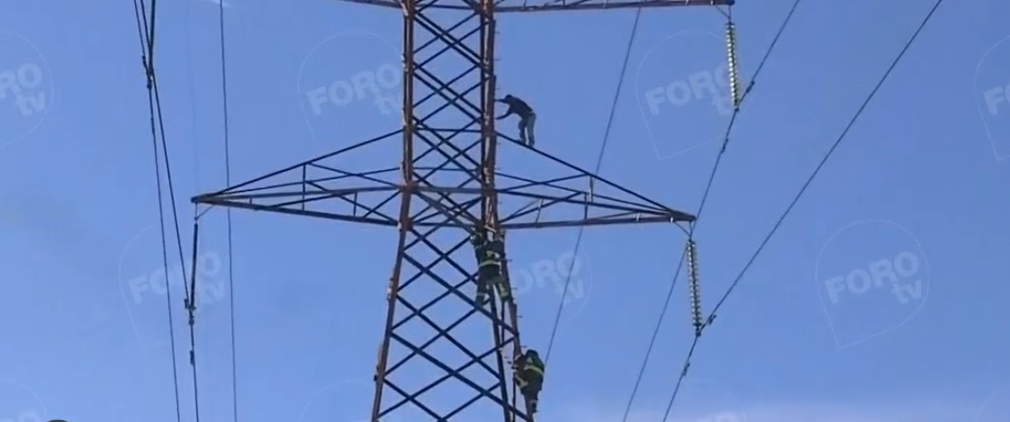 Hombre sube a torre eléctrica en Iztapalapa, CDMX