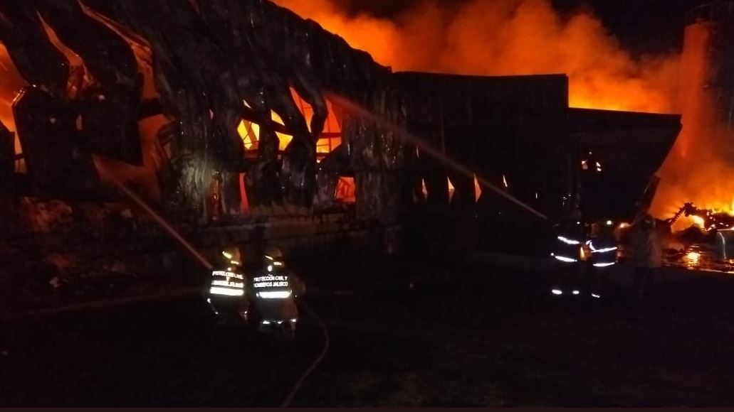 Incendio consume fábrica de procesamiento de alimentos en Jalisco