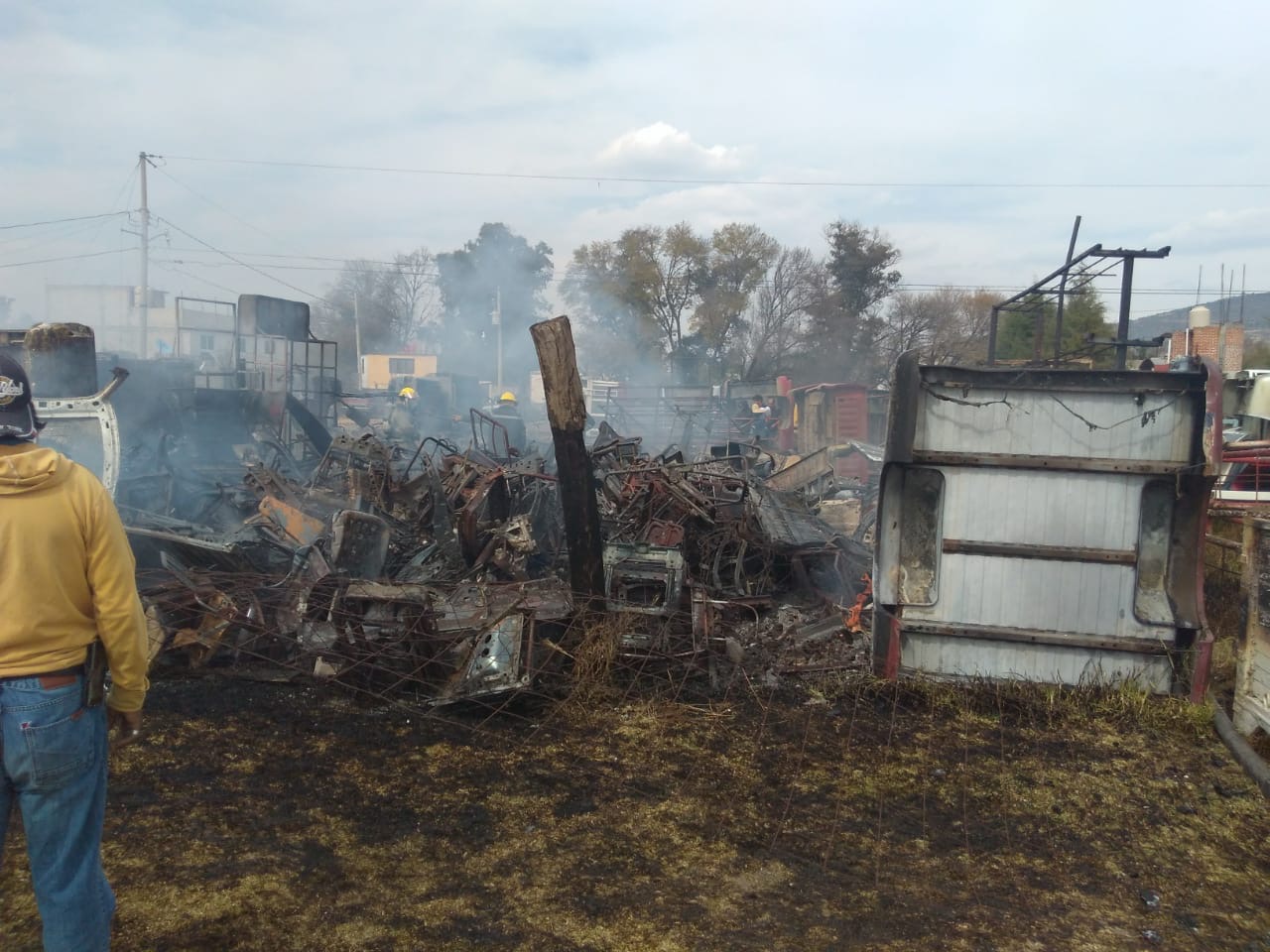 Incendio consume depósito de autos en San Martín Texmelucan, Puebla