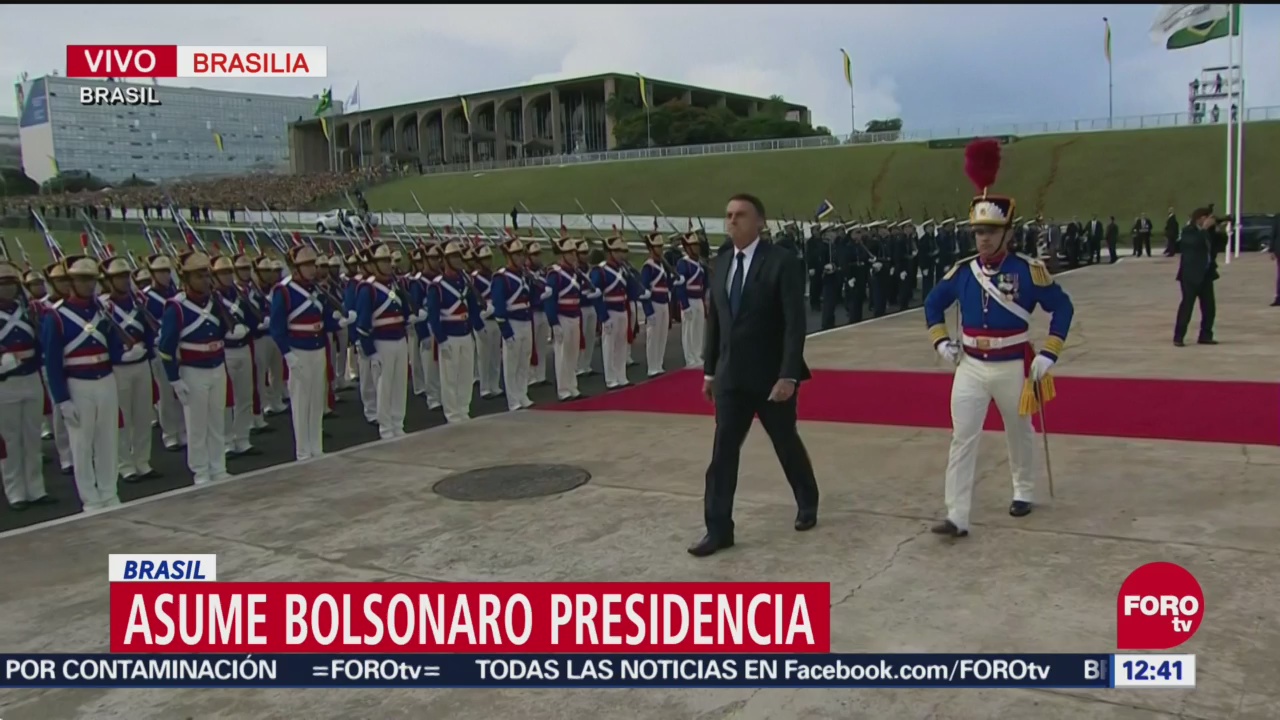 Jair Bolsonaro pasa revista a las tropas de Brasil