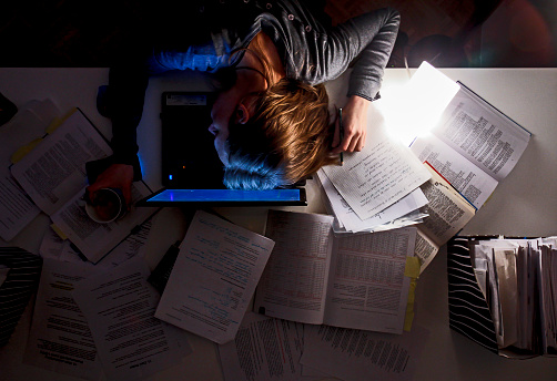 Jefes que duermen poco pueden volverse abusivos: estudio