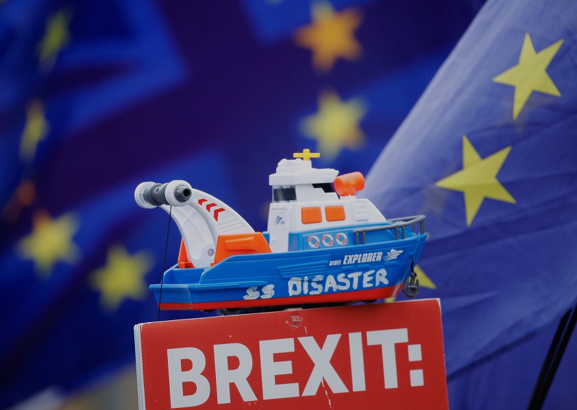 Funcionarios británicos y europeos discuten aplazar Brexit