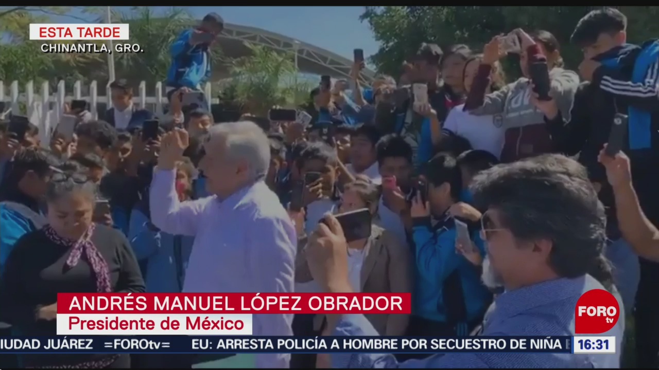 López Obrador conversa con estudiantes