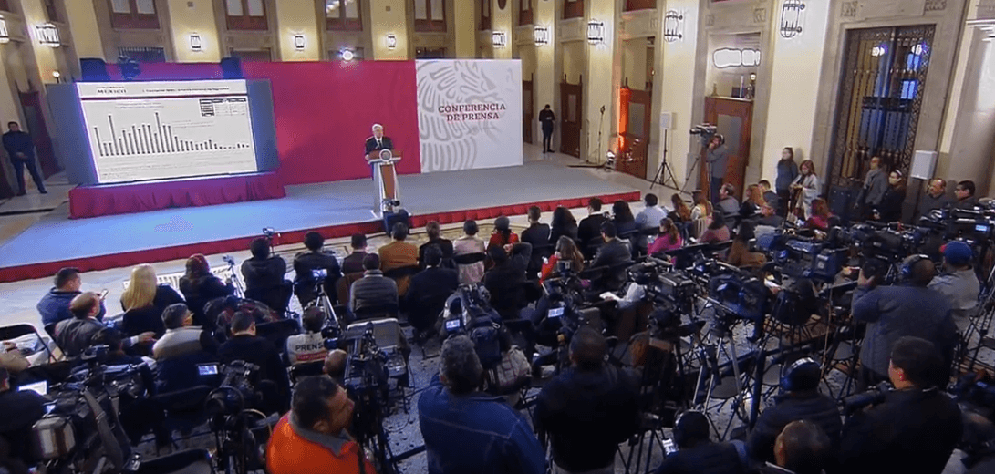 López Obrador responde a preguntas de los reporteros. (YouTube) 