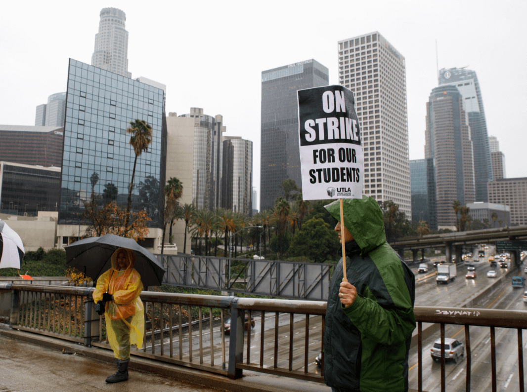 Maestros realizan huelga en Los Angeles. (EFE) 
