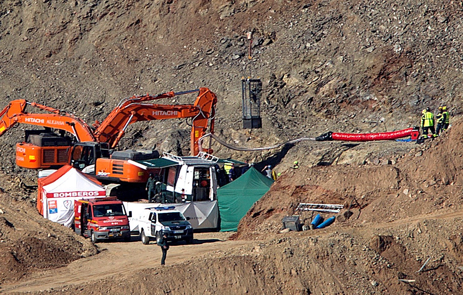 Foto: Mineros excavan galería para rescatar a niño caído en pozo, 25 enero 2019