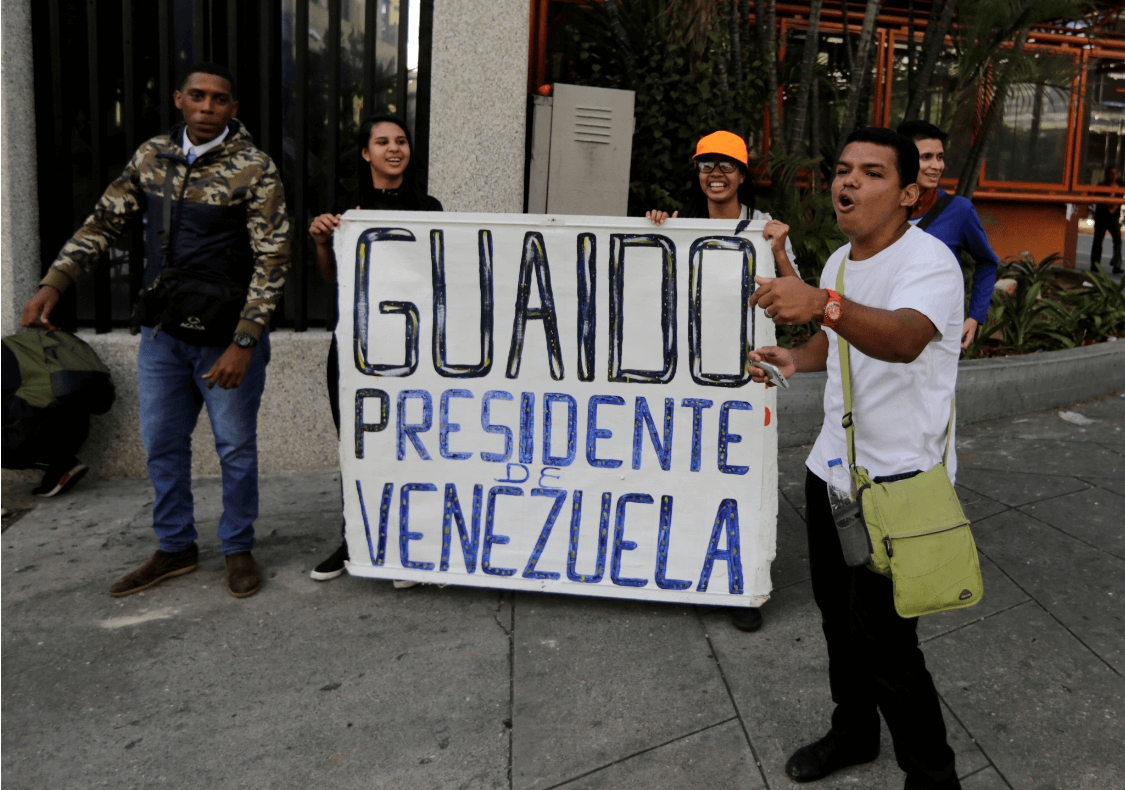 Venezuela amanece con dos presidentes; suman 26 muertos en manifestaciones