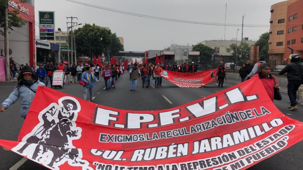 Manifestantes bloquean calzada de Tlalpan