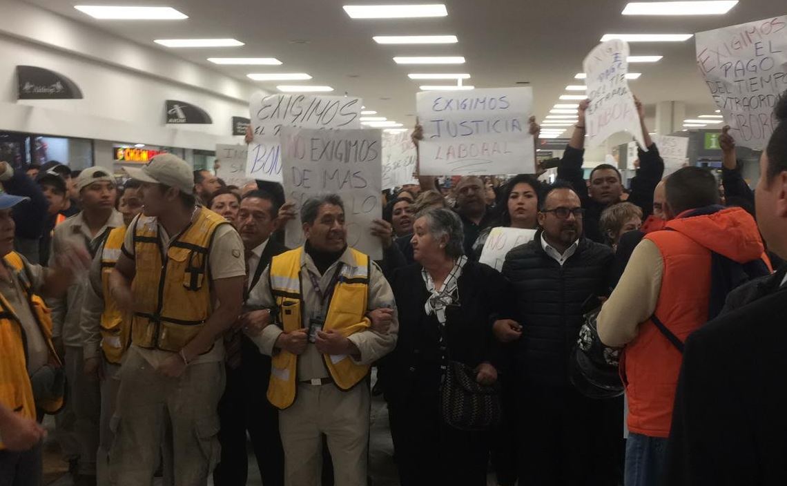 Trabajadores se manifiestan en Terminal 1 del aeropuerto