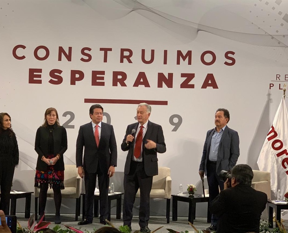 Foto: El director de la CFE, Manuel Bartlett, asiste a la Reunión Plenaria de los diputados de Morena, Ciudad de México, México, 30 de enero de 2019 (Twitter: @DipMaribelA)