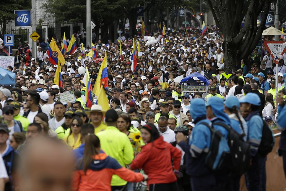 Miles de colombianos se manifiestan contra el terrorismo