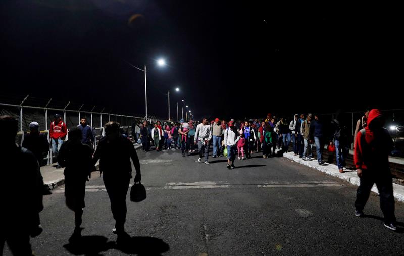 Más de mil migrantes centroamericanos irrumpen puente