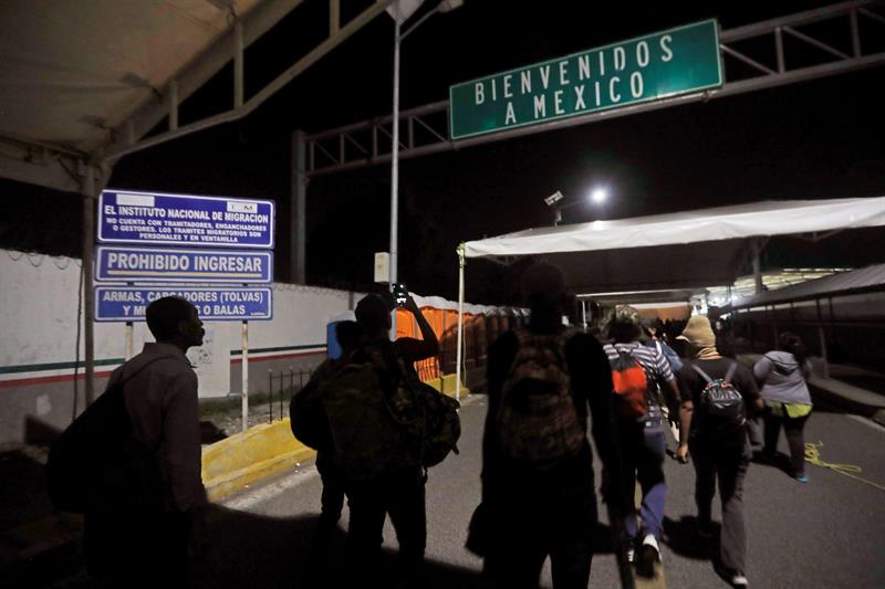 Más de mil migrantes centroamericanos irrumpen puente