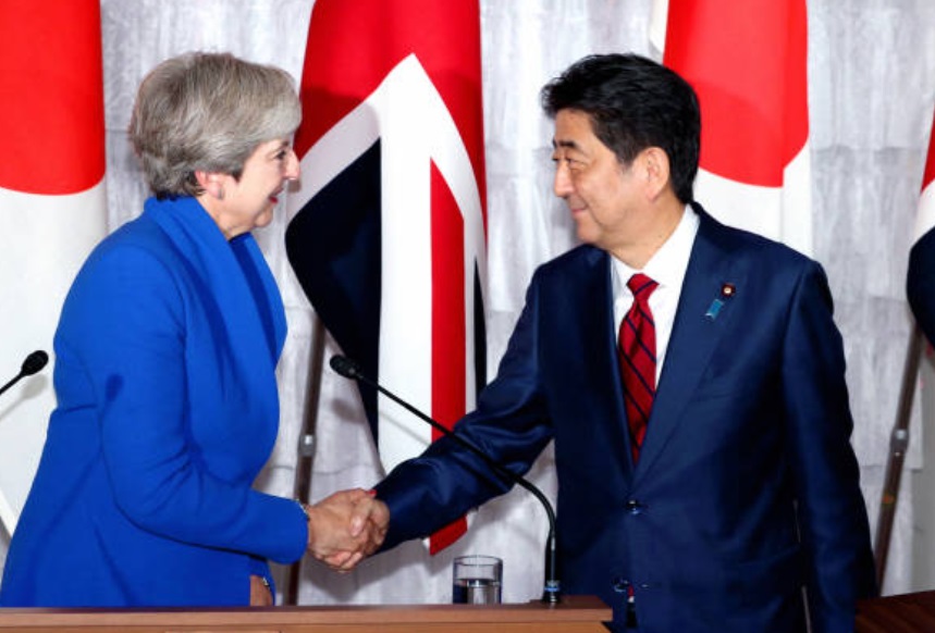 May y Abe prevén 'renovar' relación comercial tras Brexit